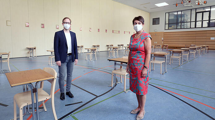 Oberstufenkoordinator Christoph Babinger und Schulleiterin Ursula Weger in der Turnhalle des Gymnasiums Seligenthal, in der ab Mittwoch die Abiturprüfungen geschrieben werden.