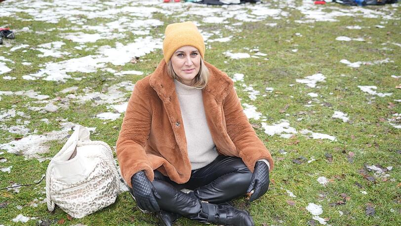 Irina Hey, Begründerin der "Munich Hot Springs", macht Meditationsübungen kurz vor dem Gang in den Eisbach. Irina Hey, Begründerin der "Munich Hot Springs", macht Meditationsübungen kurz vor dem Gang in den Eisbach.