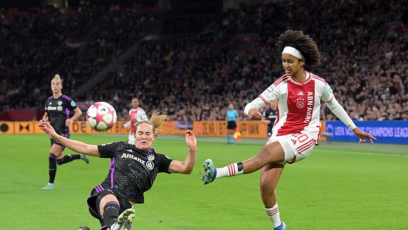 Bayern-Spielerin Sydney Lohmann (l) im Zweikampf mit Lily Yohannes.