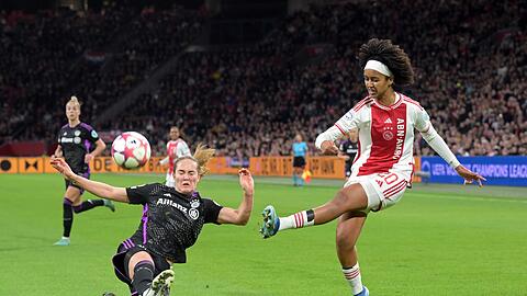 Bayern-Spielerin Sydney Lohmann (l) im Zweikampf mit Lily Yohannes.
