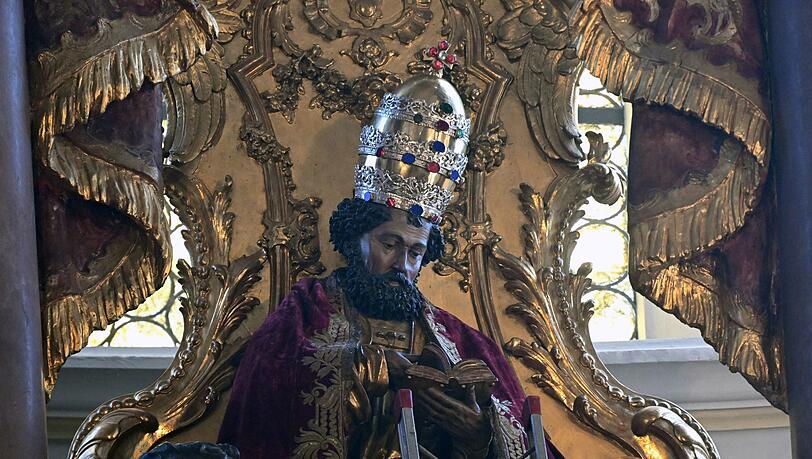 Der Petrusfigur in der Münchner Stadtpfarrkirche wurde die Papstkrone wieder aufgesetzt, nachdem die Kardinäle im Vatikan einen neuen Papst gewählt haben.