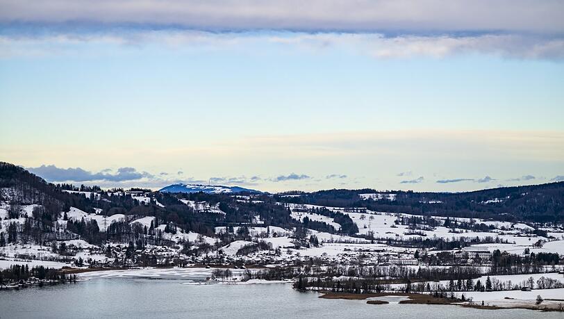 Auch jetzt im Winter sch&ouml;n und einen Ausflug wert: Blick &uuml;ber den Kochelsee. Foto: Peter Kneffel/dpa
