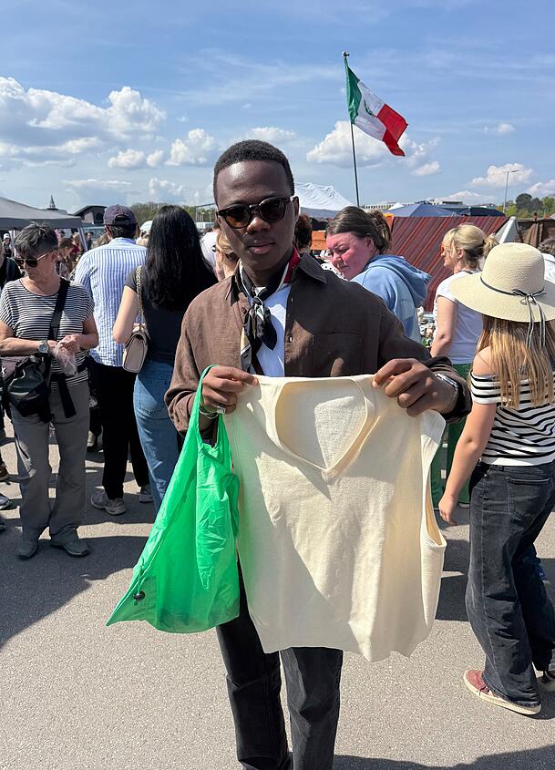 Amen Tongni (22) aus Dijon (Frankreich) pr&auml;sentiert seinen 1-Euro-Schnapper.