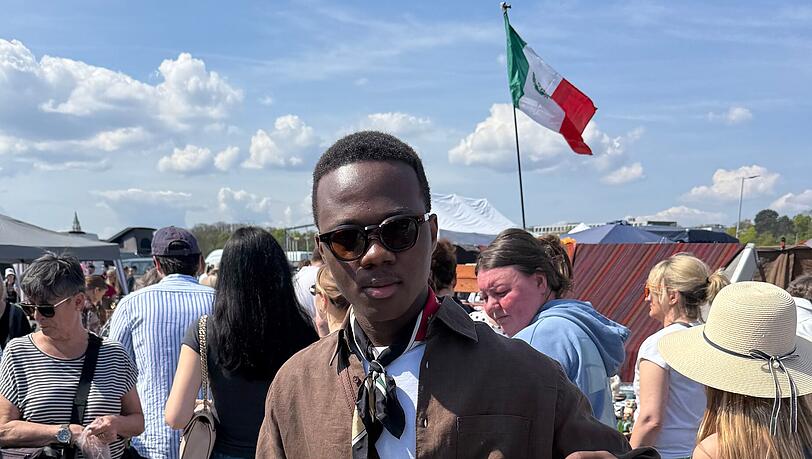 Amen Tongni (22) aus Dijon (Frankreich) pr&auml;sentiert seinen 1-Euro-Schnapper.