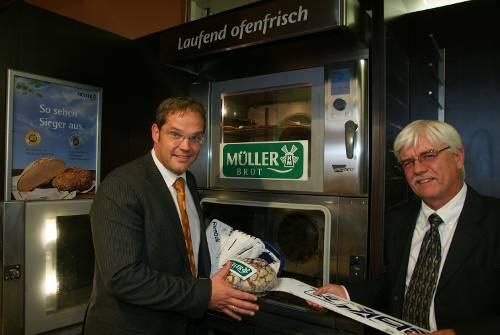 Ein Bund fürs Eis vorm warmen Ofen: EHC-Boss Jürgen Bochanski (r.) mit Stefan Huhn von Müller-Brot.
