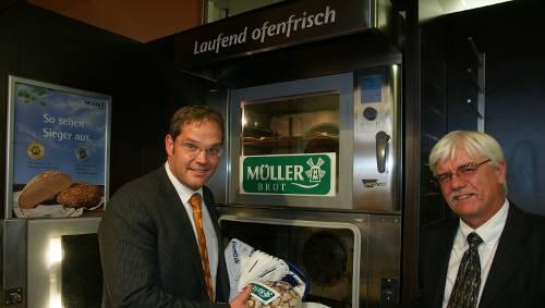 Ein Bund fürs Eis vorm warmen Ofen: EHC-Boss Jürgen Bochanski (r.) mit Stefan Huhn von Müller-Brot. Ein Bund fürs Eis vorm warmen Ofen: EHC-Boss Jürgen Bochanski (r.) mit Stefan Huhn von Müller-Brot.