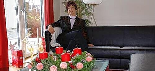 Klassischer Adventskranz in modernem Ambiente: Doris Thomalla im Musterhaus von Hanse Haus.