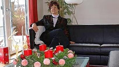 Klassischer Adventskranz in modernem Ambiente: Doris Thomalla im Musterhaus von Hanse Haus. Klassischer Adventskranz in modernem Ambiente: Doris Thomalla im Musterhaus von Hanse Haus.