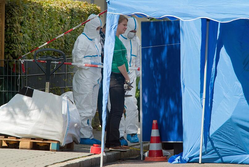 Beamte der Spurensicherung untersuchen den Tatort in Ingolstadt. Auf offener Straße ist ein 50-Jähriger in Ingolstadt erschossen worden.