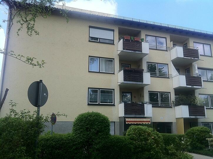 In diesem Wohnhaus in Geretsried wurde die Leiche der 56-Jährigen gefunden.