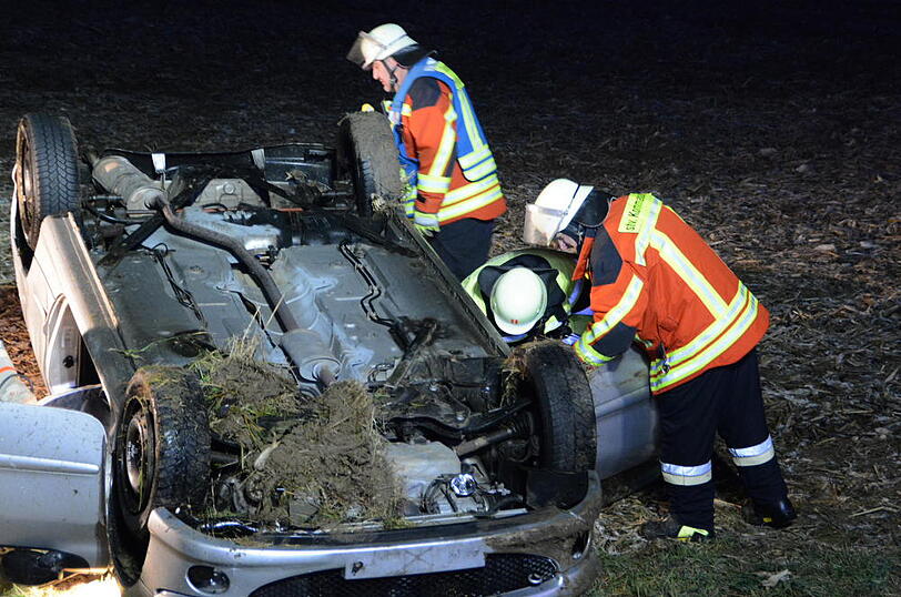 Glatteisunfall auf der B299 - die Bilder vom Rettungseinsatz.