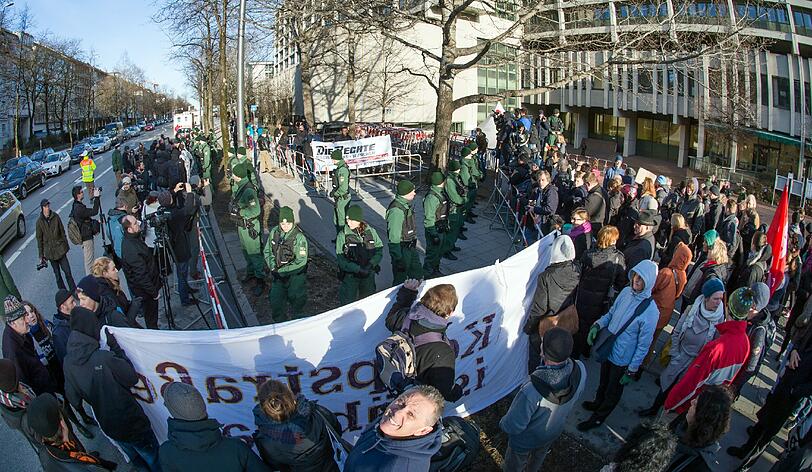 Demonstranten und Gegendemonstranten stehen vor der Polizeiabsperrung in der Nymphenburgerstraße.