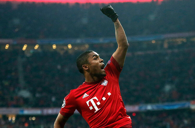Douglas Costa: Note 2. War als Abstauber zur Stelle nach Boatengs Weitschuss (8). &ndash; sein zweites Tor für die Bayern in der Königsklasse, steht nun bei 19 Scorerpunkten im 20. Einsatz. Wunderbarer Freistoß, knapp vorbei ans Außennetz (58.). Wollte das 4:0 hineinlupfen &ndash; scheiterte. Ging nach 72 Minuten raus, auch mit leichten Problemen.
