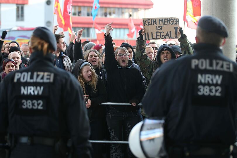 In Köln gingen am Samstag rechte und linke Grupperungen auf die Straße - es wurde hitzig.