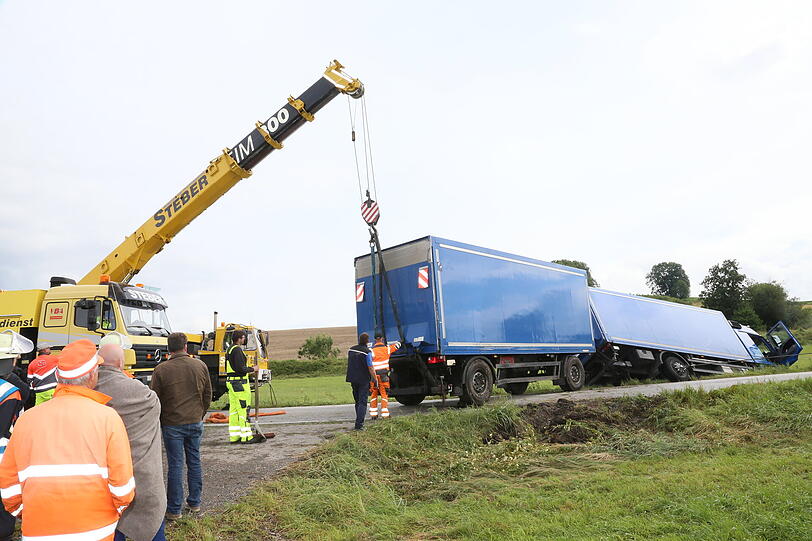 Ein Lkw kommt ins Schleudern und landet im Straßengraben. Die Bilder vom Unfallort.