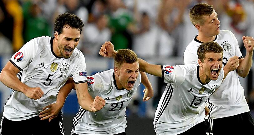 Der Italien-Fluch ist besiegt - auch wenn's dazu ein Elfmeterschießen brauchte. Von links nach rechts: Mats Hummels, Joshua Kimmich, Thomas Müller und Toni Kroos feiern den Sieg im EM-Viertelfinale gegen Italien.