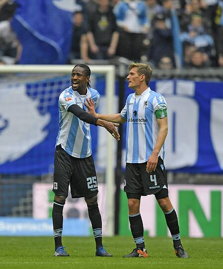 ABDOULAYE BA NOTE 4: Eine Augenweide, wie er seinem Gegenspieler den Ball nicht nur einmal vom Fuß mopste und seine Souveränität ausspielte. Weniger stark einige Wackler, und unglücklich beim Elfmeterpfiff mit der Hand am Ball.