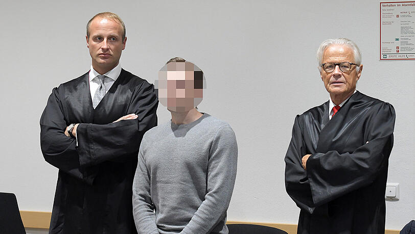 Der Angeklagte neben seinen beiden Verteidigern im Gerichtssaal. Der Angeklagte neben seinen beiden Verteidigern im Gerichtssaal.