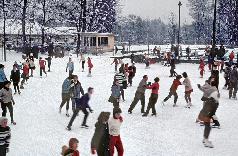 1960: Das waren noch Winter! Hier der Schlittschuhlauf auf den gefluteten (und gefrorenen) Tennisplätzen neben der Waldwirtschaft.