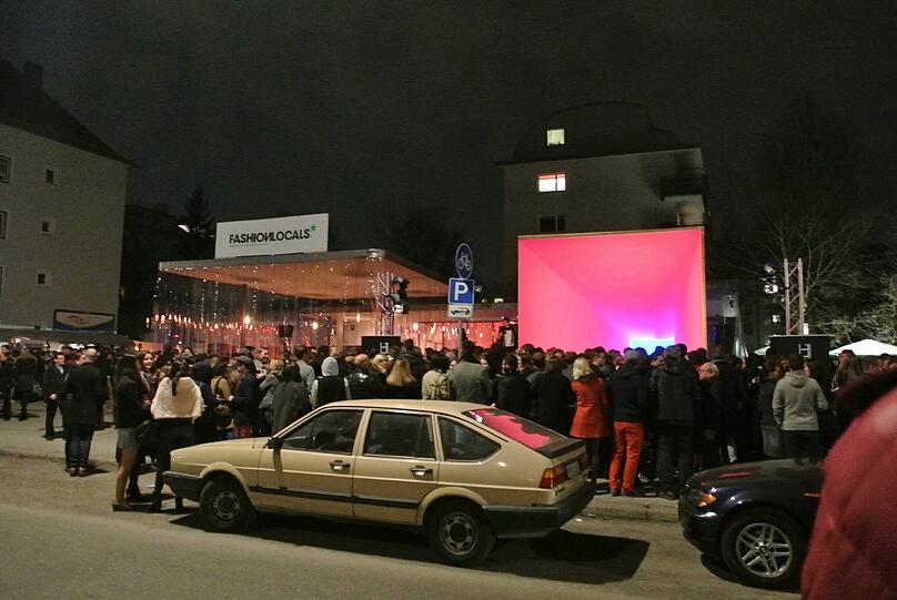 Der Wagen ist eher älteren Baujahrs.