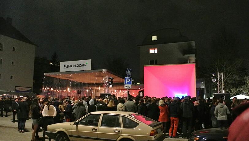Der Wagen ist eher älteren Baujahrs. Der Wagen ist eher älteren Baujahrs.
