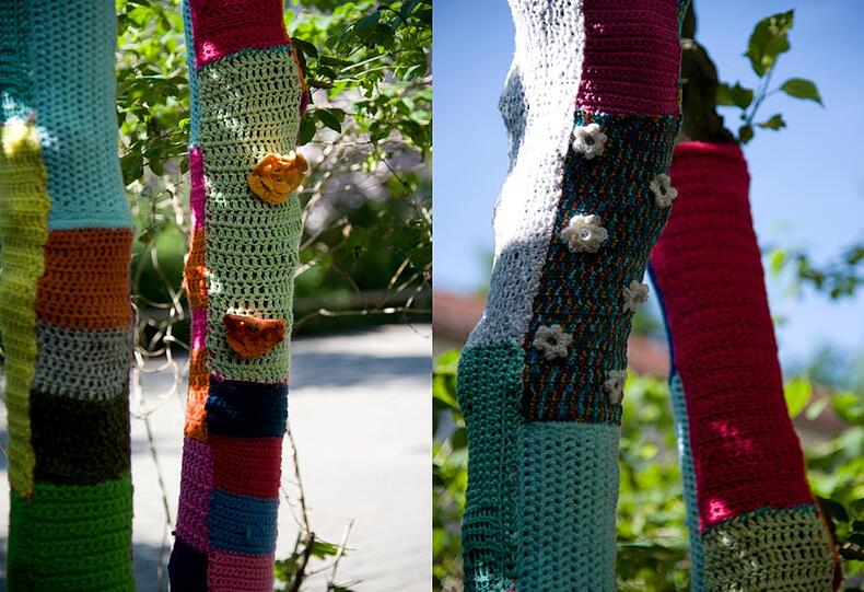 Street-Art im Hof: Die Bäume auf dem Schulhof der Turnerschule in Waldtrudering tragen bunte Strickkleider.