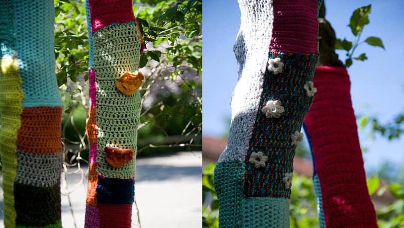 Street-Art im Hof: Die Bäume auf dem Schulhof der Turnerschule in Waldtrudering tragen bunte Strickkleider. Street-Art im Hof: Die Bäume auf dem Schulhof der Turnerschule in Waldtrudering tragen bunte Strickkleider.
