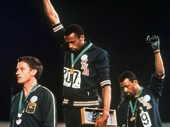 Tommie Smith (M) und John Carlos demonstrierten 1968 mit gesenkten Köpfen für die "Black Power"-Bewegung.