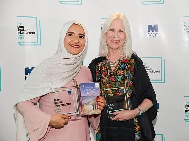 Jokha Alharthi (l) teilt sich den Preis mit ihrer Übersetzerin Marilyn Booth.