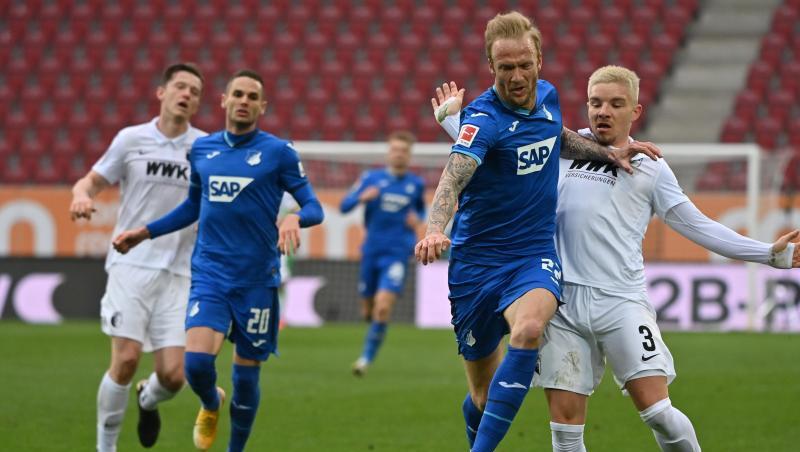 Hoffenheims Abwehrspieler Kevin Vogt (2.v.r) und Augsburgs Abwehrspieler Mads Pedersen (r).