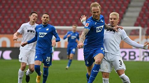 Hoffenheims Abwehrspieler Kevin Vogt (2.v.r) und Augsburgs Abwehrspieler Mads Pedersen (r).