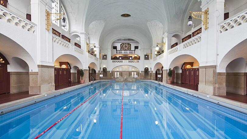 Für das einfache Volk - und dafür ganz schön herrschaftlich ausgestaltet: Blick auf die große Schwimmhalle im Müllerschen Volksbad heute. Für das einfache Volk - und dafür ganz schön herrschaftlich ausgestaltet: Blick auf die große Schwimmhalle im Müllerschen Volksbad heute.