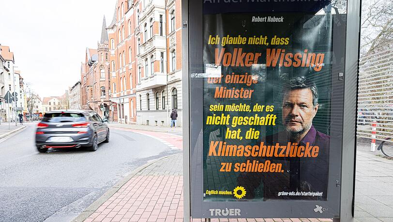 Ein gefälschtes Plakat der Partei Bündnis 90/Die Grünen an einer Bushaltestelle im Stadtteil Linden in Hannover. Wegen der Aktion hat die Partei Strafanzeige gestellt.