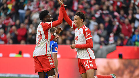 Jamal Musiala (r.) und Alphonso Davies (l.) prägen seit Jahren das Spiel des FC Bayern. Geht es nach Präsident Herbert Hainer, sollen sie das noch viele Jahre tun.