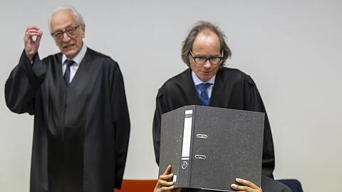 Der Angeklagte mit seinen beiden Anwälten Gerhard Bink )l.) und Patrick Ottmann