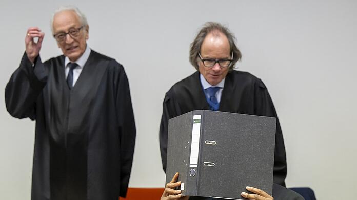 Der Angeklagte mit seinen beiden Anwälten Gerhard Bink )l.) und Patrick Ottmann