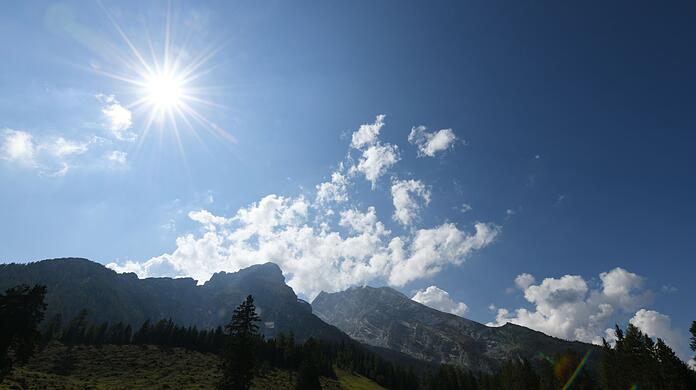 Zusammen mit einem Freund möchte ein junger Mann den Watzmann überschreiten. Die beiden trennen sich, der 23-Jährige kommt nicht lebend aus dem Wanderausflug zurück. (Symbolbild)