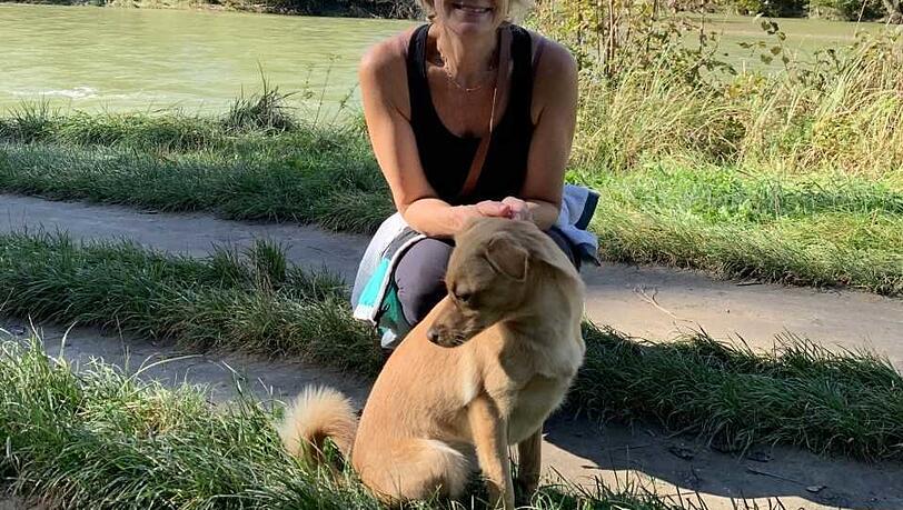 Claudia Fichtner (55) genießt ihren Spaziergang mit Mischling Rosi (2). Claudia Fichtner (55) genießt ihren Spaziergang mit Mischling Rosi (2).