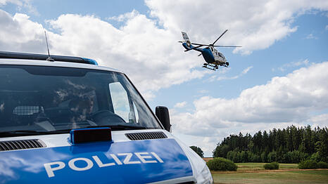 Einsatzkr&auml;fte von Rettungsdienst, Wasserwacht, Feuerwehr und Polizei r&uuml;ckten aus. Auch ein Rettungshubschrauber und ein Polizeihubschrauber wurden alarmiert. (Symbolbild)