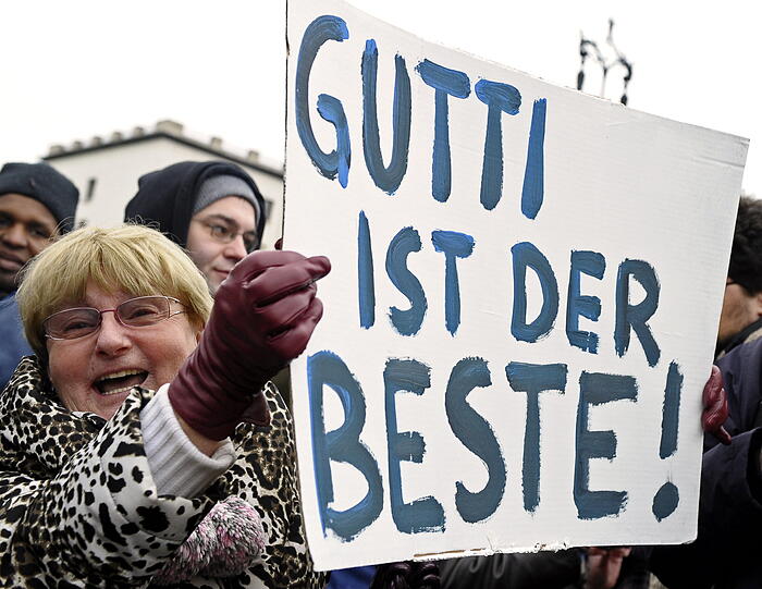 Guttenberg Befürworter und Gegner haben sich am Brandenburger Tor versammelt.