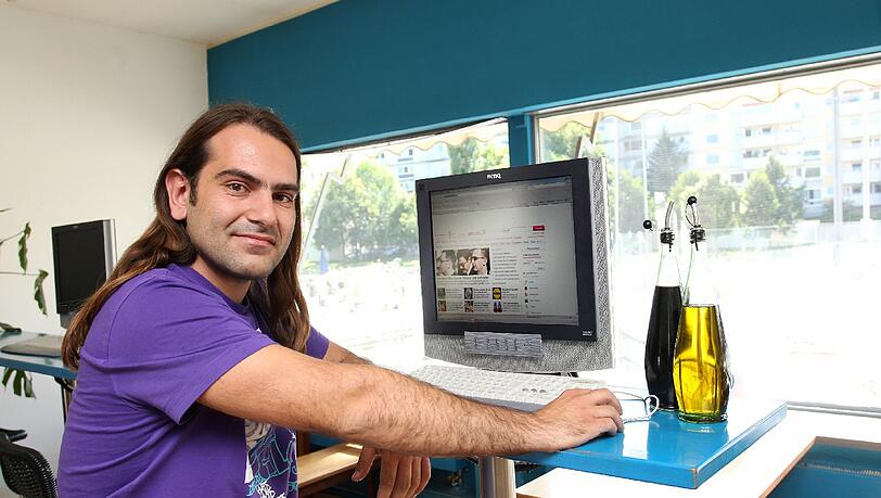 Internet für lau: Im Aquamarin hat Wirt Stergios Mourtsius Computer stehen, mit denen man kostenlos im Netz surfen kann. Internet für lau: Im Aquamarin hat Wirt Stergios Mourtsius Computer stehen, mit denen man kostenlos im Netz surfen kann.
