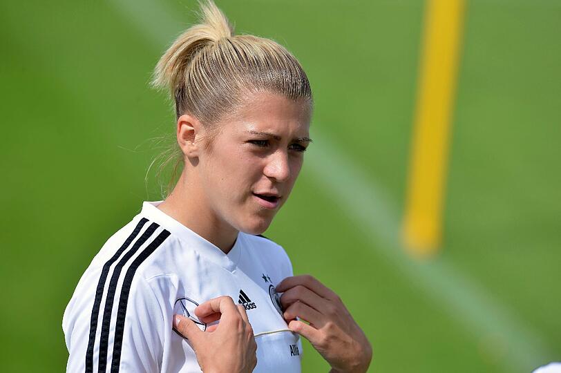 DIE JUNGEN WILDEN: Luisa Wensing (20/Abwehr/13): Frohnatur. Hat die WM 2011 noch als Live-Zuschauerin verfolgt. Jetzt wird sie bewundert, auch von ihren beiden Geschwistern, Fabian und Zwillingsbruder Frederic. Die kicken beim SGE Bedburg-Hau 05 in der Bezirksliga, sie beim VfL Wolfsburg in der Bundesliga. &bdquo;Ich habe mehr Talent.&ldquo; Dabei lacht sie herzhaft.