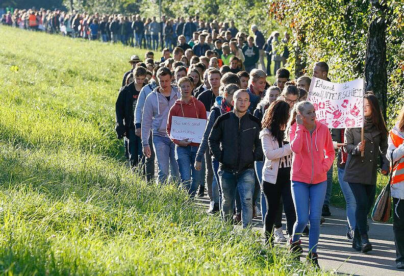 Schüler in Baden-Württemberg demonstrieren hier gegen Gewalt gegen Flüchtlinge, nachdem ein geplantes Asylbewerber-Wohnheim abgebrannt ist.