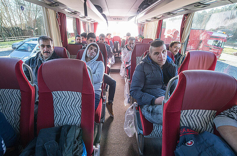Der Landshuter Landrat Peter Dreier (Freie Wähler) schickte am Donnerstag einen Bus mit rund 31 Flüchtlingen zum Kanzleramt nach Berlin.