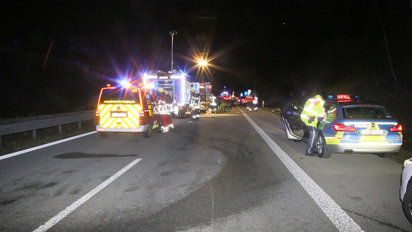 Die beiden Sportwagen sind Schrott, die A94 gleicht einem Trümmerfeld. Die Bilder vom schweren Unfall am Samstagabend.