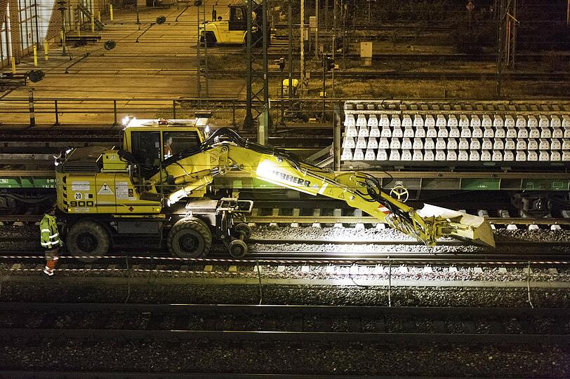 Rund 9.100 Meter Schienen, 7.500 Schwellen und 4.000 Tonnen Schotter werden ausgetauscht.