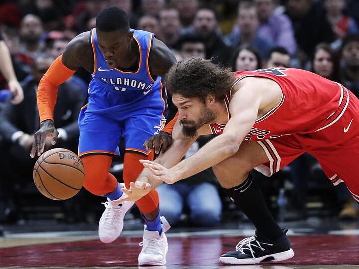 Musste sich mit Oklahoma bei den Bulls geschlagen geben: Dennis Schröder (l).