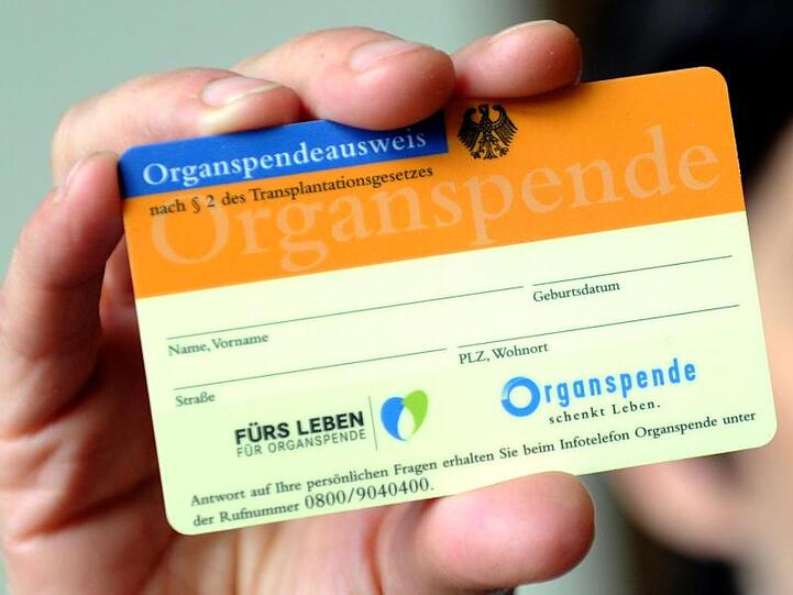 Ein Organspendeausweis wird gezeigt. Foto: Caroline Seidel/Archiv