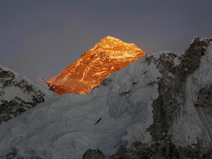 Seit der ersten Besteigung des Everest im Jahr 1953 schafften es inzwischen mehr als 5000 Menschen auf den Gipfel des Bergs.