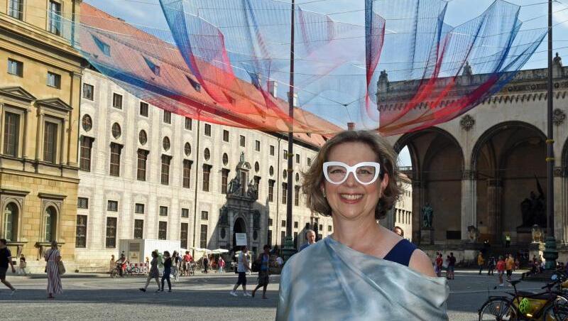 Die US-amerikanische Künstlerin Janet Echelman vor ihrer Kunstinstallation "Earthtime 1.26".